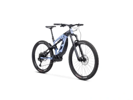 Telaio Materiale: Alluminio 6061 idroformato Geometria: THOK Progressive System Taglie disponibili: S / M / L / XL Motore Modello: Shimano EP6 Potenza nominale: 250 W Coppia massima: 85 Nm Batteria Tipo: Shimano integrata Capacità: 630 Wh Autonomia: Fino a 120 km (variabile in base a terreno e utilizzo) Ricarica: Porta laterale + caricabatterie incluso Display & Controllo Display: Shimano EM800 LCD Modalità: Eco, Trail, Boost Trasmissione Cambio: Shimano Deore M5100 Velocità: 11 rapporti Cassetta: 11–51T Sospensioni Anteriore: RockShox Recon Silver RL 150 mm Posteriore: RockShox Deluxe Select R 140 mm Freni Tipo: A disco idraulici Modello: SRAM Guide T Rotori: 203 mm anteriore / 180 mm posteriore Ruote Anteriore: 29" Posteriore: 27.5" Pneumatici: Maxxis DHR II 29x2.6" / 27.5x2.8" Componenti Reggisella: Telescopico THOK Manubrio: THOK 780 mm Sella: Selle Italia Peso Peso indicativo: 23,5 kg (in base alla taglia) Portata massima: 120 kg Caratteristiche extra Colore: Edizione limitata COLOR EDITION Uso consigliato: All-mountain, trail tecnico, touring sportivo THOK MIG 2.0 630 COLOR EDITION EBIKE 1